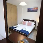 Apartment Cozy In City's Suburbs *