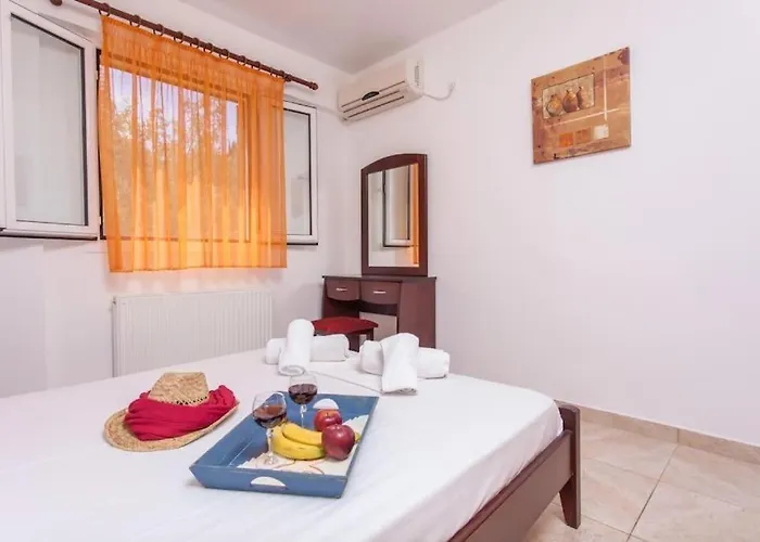 Cozy In City's Suburbs Apartamento Lefkáda